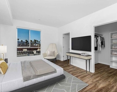 453 S Kenmore Avenue - Photo Thumbnail 8