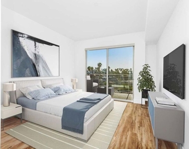 453 S Kenmore Avenue - Photo Thumbnail 9