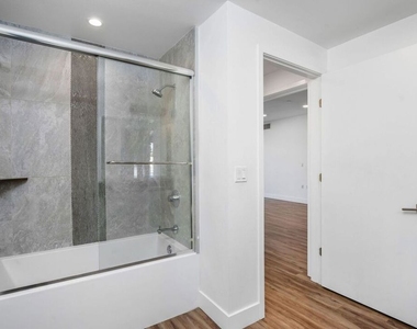 453 S Kenmore Avenue - Photo Thumbnail 17