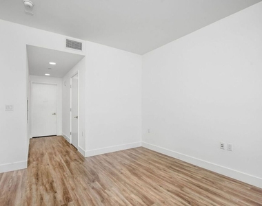 453 S Kenmore Avenue - Photo Thumbnail 13