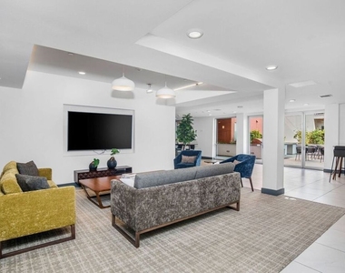 453 S Kenmore Avenue - Photo Thumbnail 20