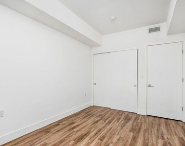 453 S Kenmore Avenue - Photo Thumbnail 10