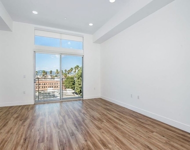 453 S Kenmore Avenue - Photo Thumbnail 12