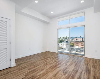453 S Kenmore Avenue - Photo Thumbnail 11
