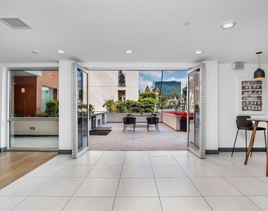 453 S Kenmore Avenue - Photo Thumbnail 5