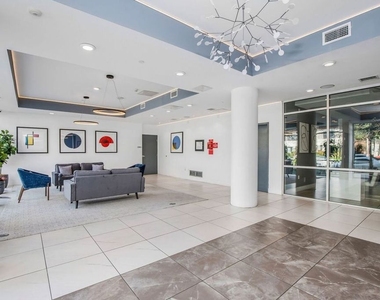 453 S Kenmore Avenue - Photo Thumbnail 23