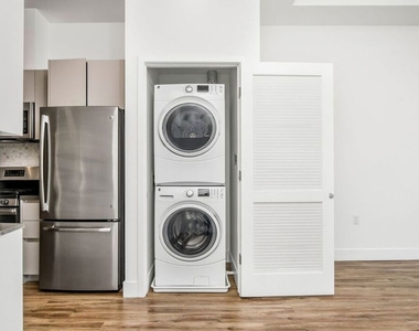 453 S Kenmore Avenue - Photo Thumbnail 16