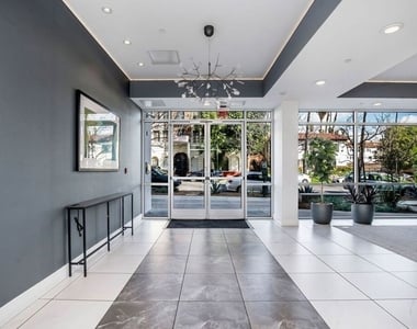 453 S Kenmore Avenue - Photo Thumbnail 3