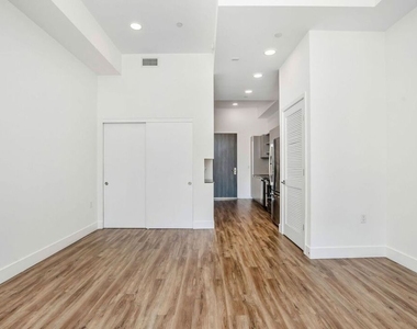 453 S Kenmore Avenue - Photo Thumbnail 14