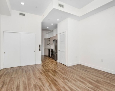 453 S Kenmore Avenue - Photo Thumbnail 13