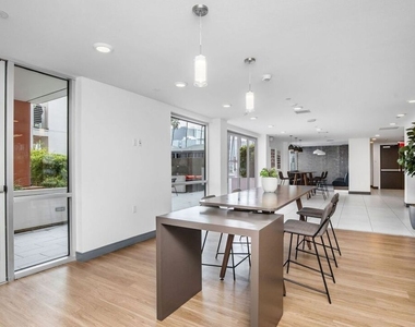453 S Kenmore Avenue - Photo Thumbnail 9