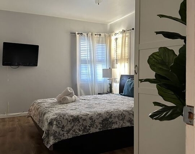 137 Rexford - Photo Thumbnail 5