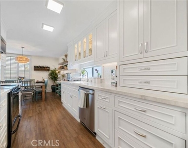 5301 Balboa Boulevard - Photo Thumbnail 4