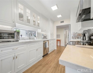 5301 Balboa Boulevard - Photo Thumbnail 3