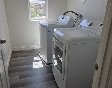 1671 Yarrow Place - Photo Thumbnail 8