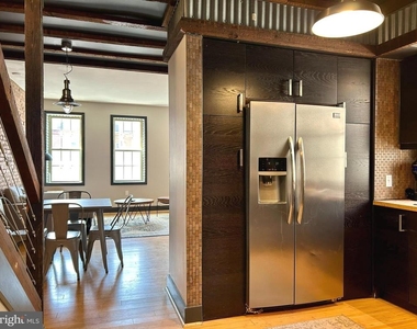 225 E King Street - Photo Thumbnail 4