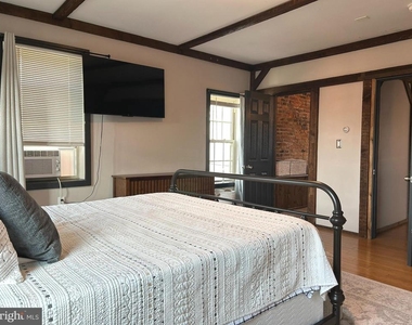 225 E King Street - Photo Thumbnail 17