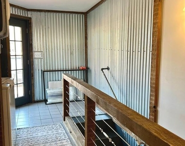225 E King Street - Photo Thumbnail 7