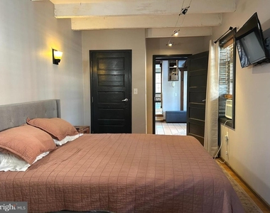 225 E King Street - Photo Thumbnail 12