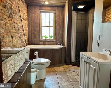 225 E King Street - Photo Thumbnail 6