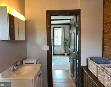 225 E King Street - Photo Thumbnail 15