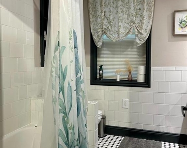 225 E King Street - Photo Thumbnail 11