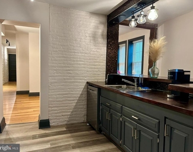 225 E King Street - Photo Thumbnail 2