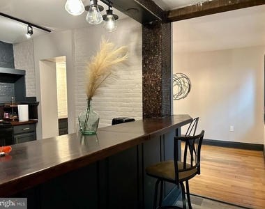 225 E King Street - Photo Thumbnail 3