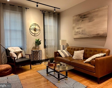 225 E King Street - Photo Thumbnail 4