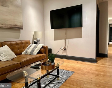 225 E King Street - Photo Thumbnail 6