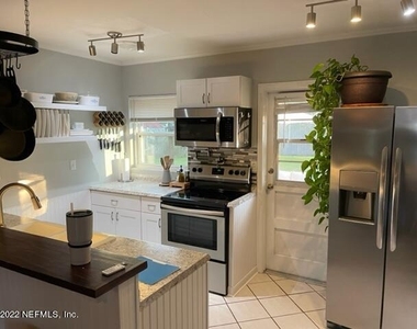 10412 Skycrest Drive N - Photo Thumbnail 10
