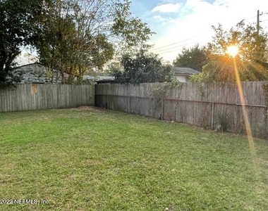 10412 Skycrest Drive N - Photo Thumbnail 6