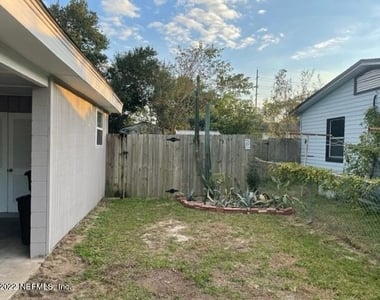 10412 Skycrest Drive N - Photo Thumbnail 3
