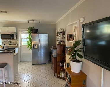 10412 Skycrest Drive N - Photo Thumbnail 8