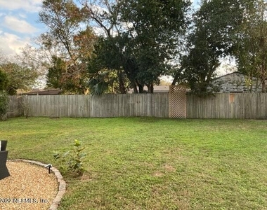 10412 Skycrest Drive N - Photo Thumbnail 5
