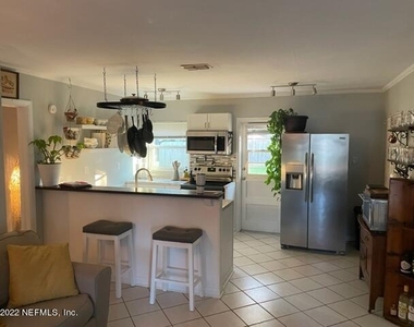 10412 Skycrest Drive N - Photo Thumbnail 7