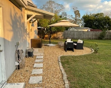 10412 Skycrest Drive N - Photo Thumbnail 4