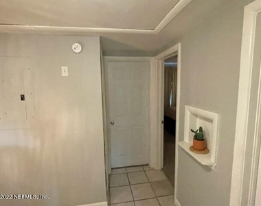 10412 Skycrest Drive N - Photo Thumbnail 15