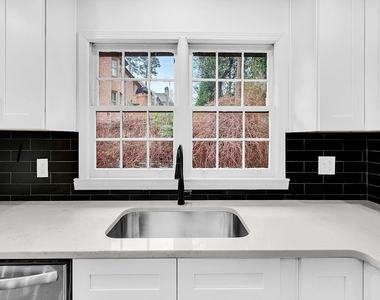 1253 Dunwoody Lane Ne - Photo Thumbnail 9