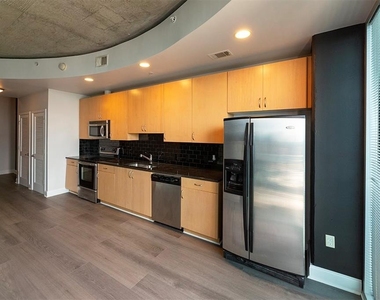 400 W Peachtree Street - Photo Thumbnail 1