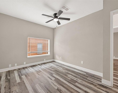 1511 Scharpe Street - Photo Thumbnail 12