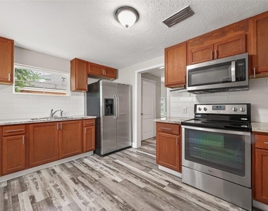 1511 Scharpe Street - Photo Thumbnail 4