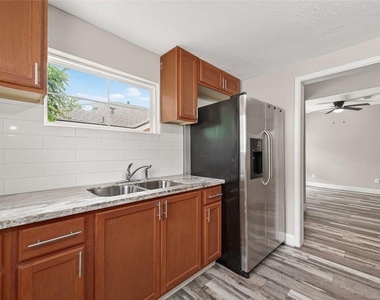 1511 Scharpe Street - Photo Thumbnail 7