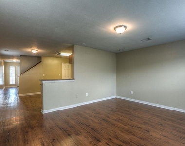 10610 Pine Landing Drive - Photo Thumbnail 6