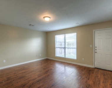 10610 Pine Landing Drive - Photo Thumbnail 8