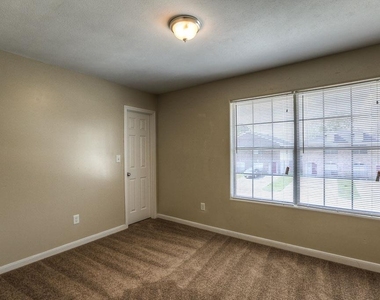 10610 Pine Landing Drive - Photo Thumbnail 12