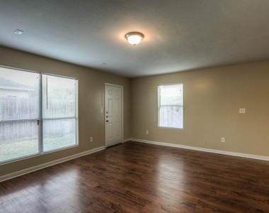 10610 Pine Landing Drive - Photo Thumbnail 9