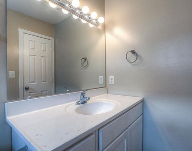 10610 Pine Landing Drive - Photo Thumbnail 16