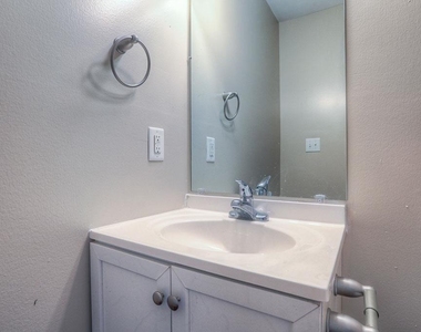 10610 Pine Landing Drive - Photo Thumbnail 14