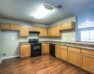 10610 Pine Landing Drive - Photo Thumbnail 3